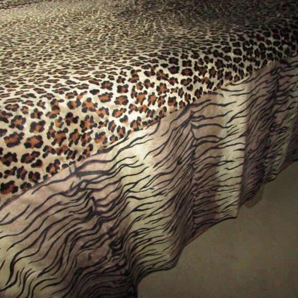 Textured Animal Print Bedspread Coverlet + Accent Pillow Cover - King Size - Picture 5 of 15